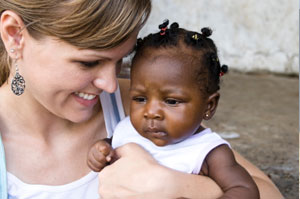 Freiwilligenarbeit in Kamerun zu verrichten, heißt Voulunteering in Bereichen wie Gesundheit, Betreuung, Bildung und Kinder unterrichten.