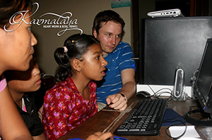 In Nepal kannst du Freiwilligenarbeit in einem Computer-Projekt leisten.