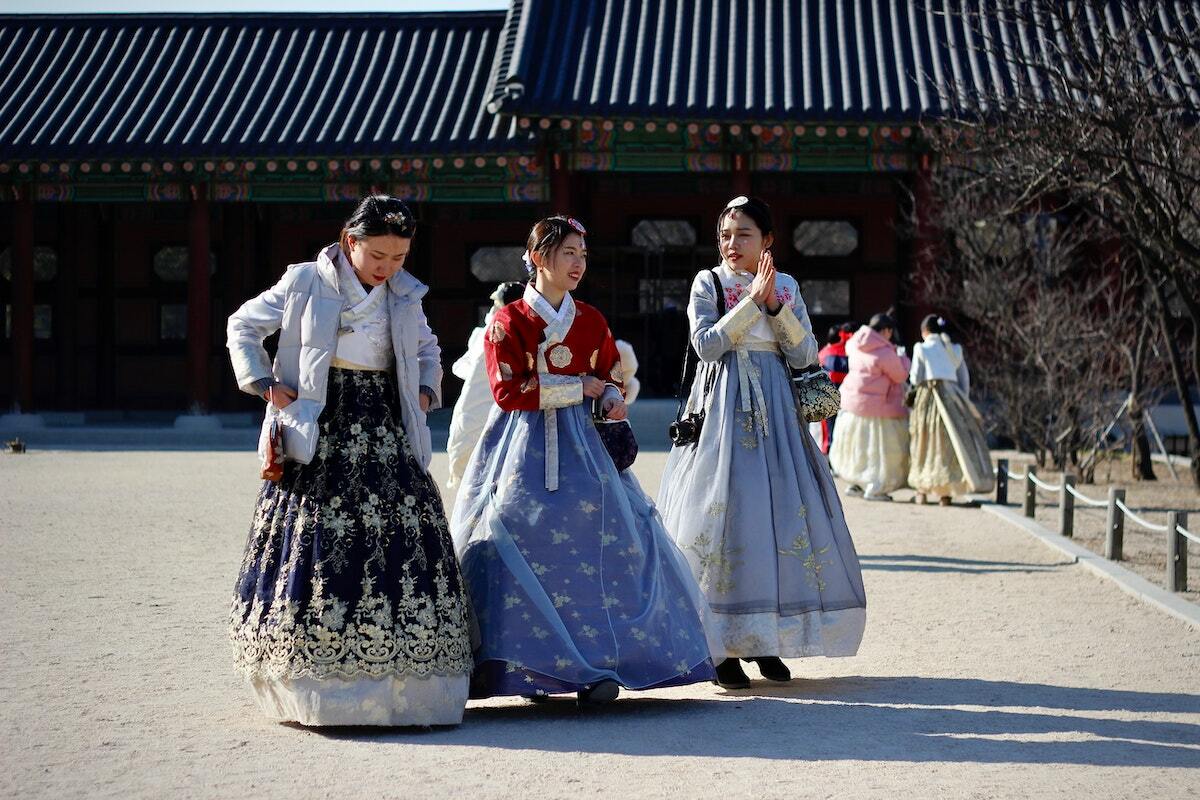 Drei junge Frauen in koreanischer Tracht