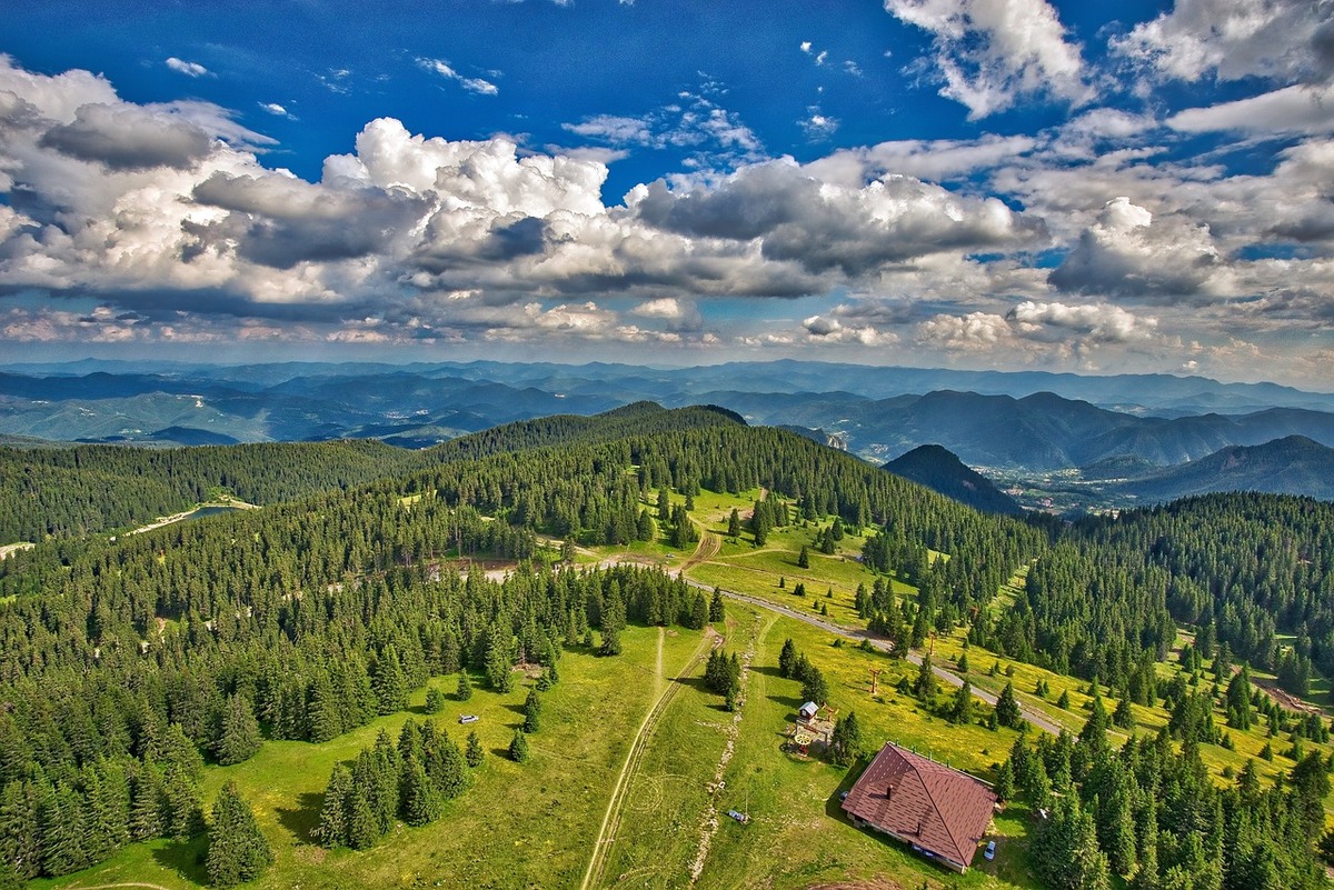 Freiwilligenarbeit in Bulgarien Paar mit Rucksäcken schaut von der Steilküste auf das Meer in Kawarna Bulgarien
